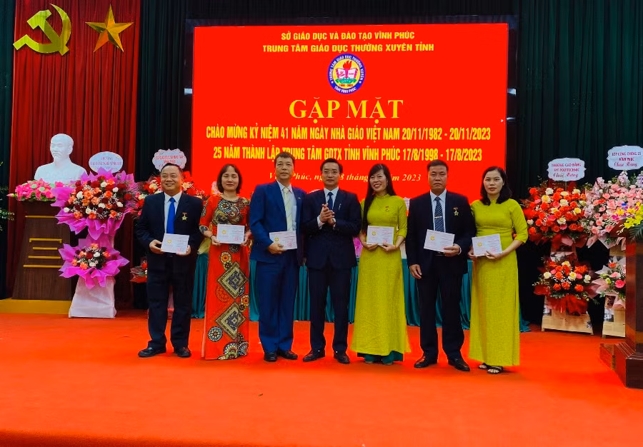 Giám đốc Sở GD&amp;ĐT Vĩnh Phúc trao Kỷ niệm chương “Vì sư nghiệp giáo dục Việt Nam” cho lãnh đạo, giáo viên Trung tâm GDTX nhân kỷ niệm 25 thành lập.