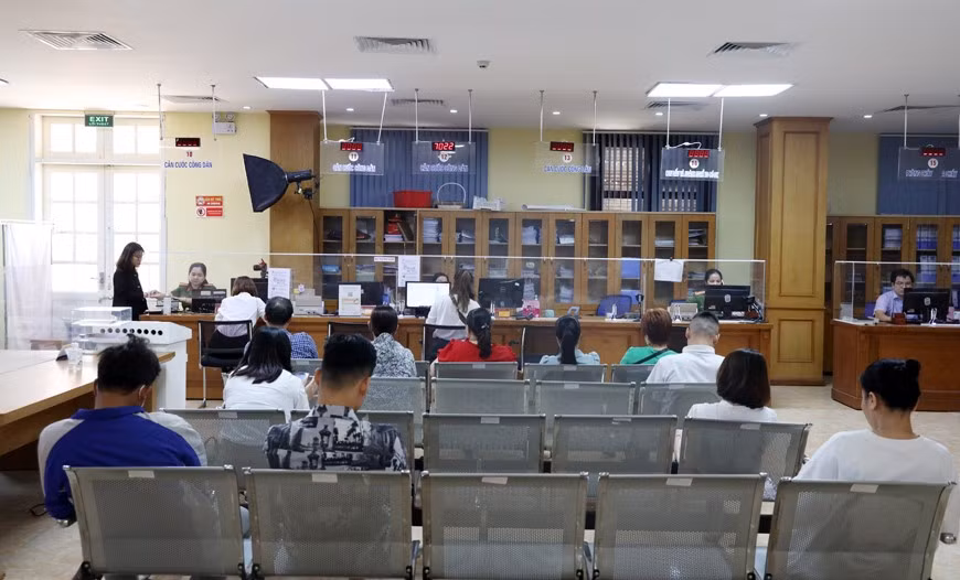 Người dân, doanh nghiệp tới Trung tâm PVHC công tỉnh Vĩnh Phúc giải quyết TTHC. Người dân, doanh nghiệp tới Trung tâm PVHC công tỉnh Vĩnh Phúc giải quyết TTHC.