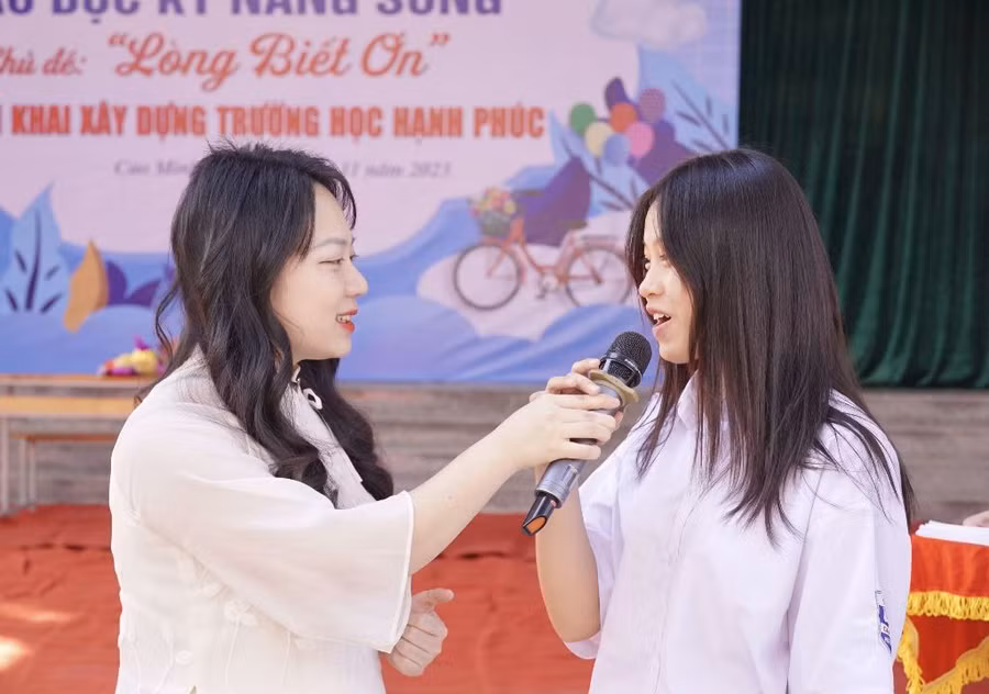 Học sinh mạnh dạn tham gia trả lời tại buổi ngoại khóa.