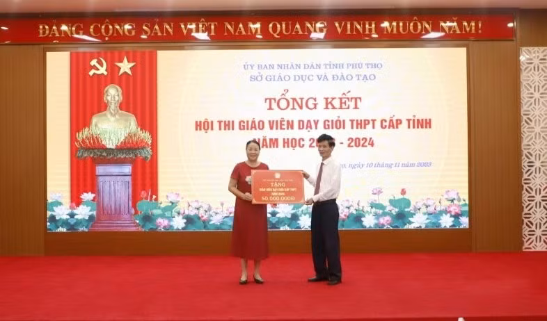 Hội khuyến học tỉnh Phú Thọ trao biểu trưng 50.000.000 tiền thưởng cho các thầy, cô giáo dạy danh hiệu giáo viên dạy giỏi THPT cấp tỉnh năm học 2023-2024.