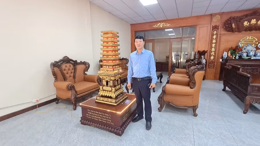 Nghệ nhân Kiều Đức Thưởng và phiên bản tỷ lệ 1:1 của Tháp gốm me chùa Trò. Nghệ nhân Kiều Đức Thưởng và phiên bản tỷ lệ 1:1 của Tháp gốm me chùa Trò.