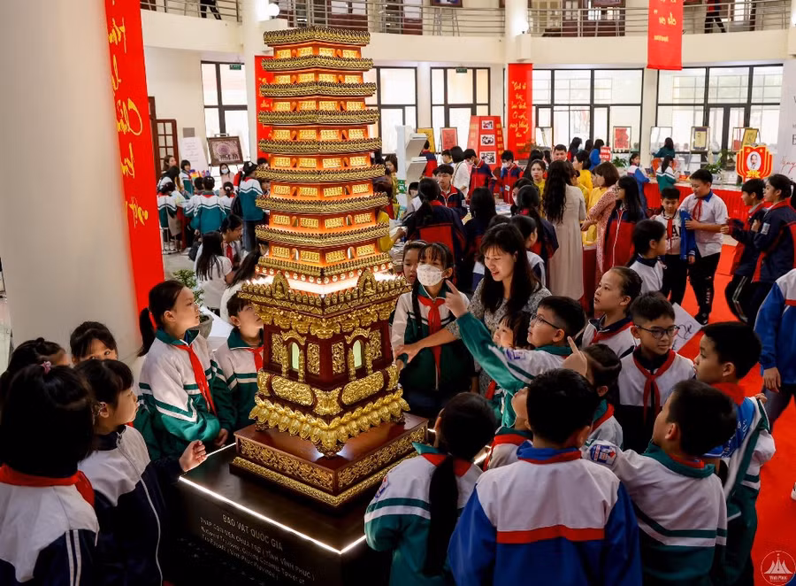 Phiên bản 1:1 Tháp gốm men chùa Trò được trưng bày ở nhiều sự kiện quan trọng của tỉnh Vĩnh Phúc