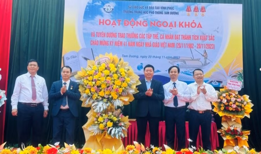 Đồng chí Trần Quang Ngọc – Phó Bí thư Huyện ủy, Chủ tịch UBND huyện Tam Dương chúc mừng Trường THPT Tam Dương nhân dịp 20/11.