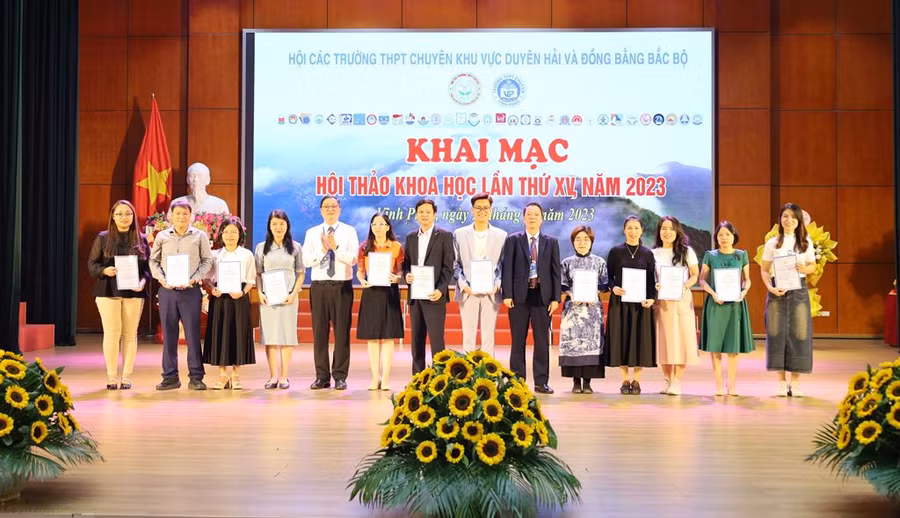 12 chuyên đề khoa học được Ban tổ chức hội thảo trao giải Nhất.