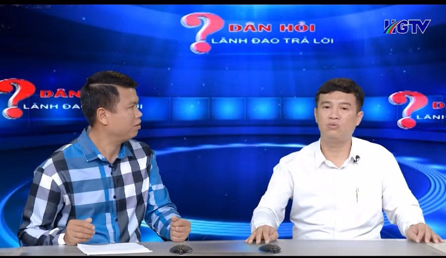 Nhà báo Tuấn Quỳnh (bìa trái) thực hiện chuyên mục Dân hỏi - Lãnh đạo trả lời của Đài PT- TH Hà Giang.