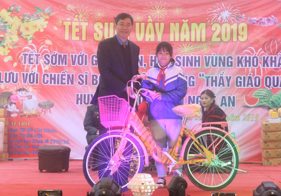 Ông Vũ Minh Đức - Chủ tịch Công đoàn GDVN tặng xe đạp cho học sinh cho hoàn cảnh khó khăn