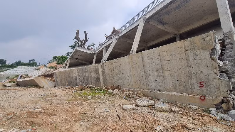 Kết cấu bê tông cốt thép bị phá vỡ