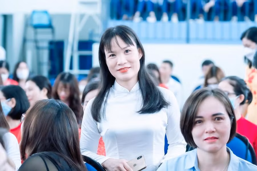 Cô Lê Thị Thu Trang, giáo viên Ngữ văn Trường THPT Chuyên Vĩnh Phúc. Cô Lê Thị Thu Trang, giáo viên Ngữ văn Trường THPT Chuyên Vĩnh Phúc.