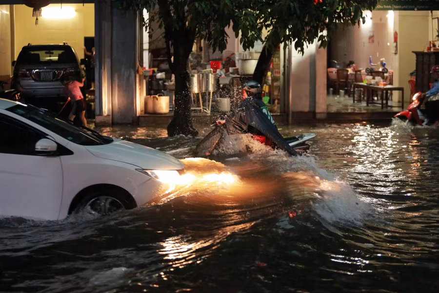 Sóng nước ngoài đường phố đánh vào tận trong nhà dân tại đường Phan Chu Trinh (TP Vinh, Nghệ An). Ảnh: Hải Vương.