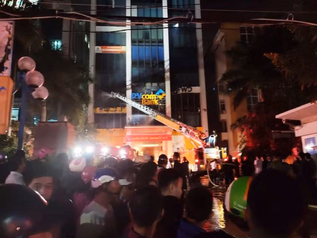 Đám cháy đã khiến đại lộ Lê Lợi, TP.Thanh Hóa kẹt cứng do lượng người lưu thông qua con đường này rất đông. Đám cháy đã khiến đại lộ Lê Lợi, TP.Thanh Hóa kẹt cứng do lượng người lưu thông qua con đường này rất đông.