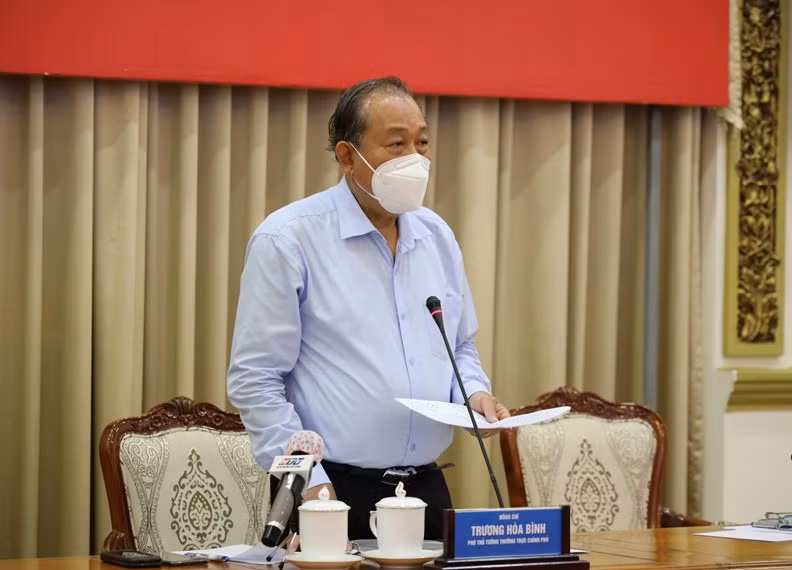 Phó Thủ tướng Thường trực Trương Hoà Bình ghi nhận những nỗ lực và kết quả bước đầu TPHCM đã đạt trong 7 ngày thực hiện Chỉ thị 16. - Ảnh: VGP