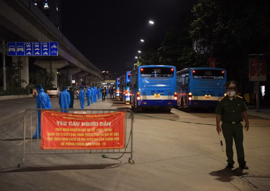 Lực lượng chức năng làm nhiệm vụ di dời người dân ra khỏi "điểm nóng" Thanh Xuân Trung