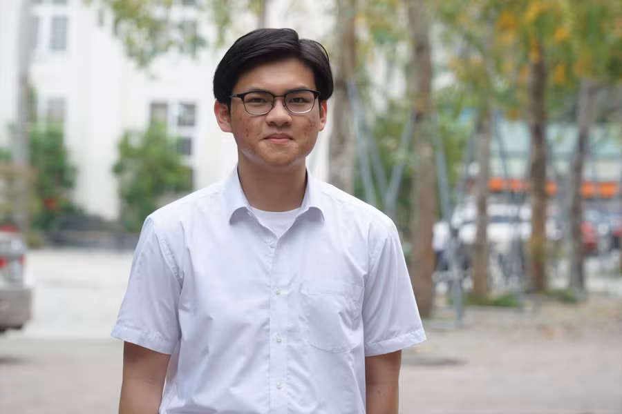 Nam sinh chuyên Toán Nguyễn Thành Phi Long - giành giải Nhì HSG quốc gia môn Sinh học. Nam sinh chuyên Toán Nguyễn Thành Phi Long - giành giải Nhì HSG quốc gia môn Sinh học.