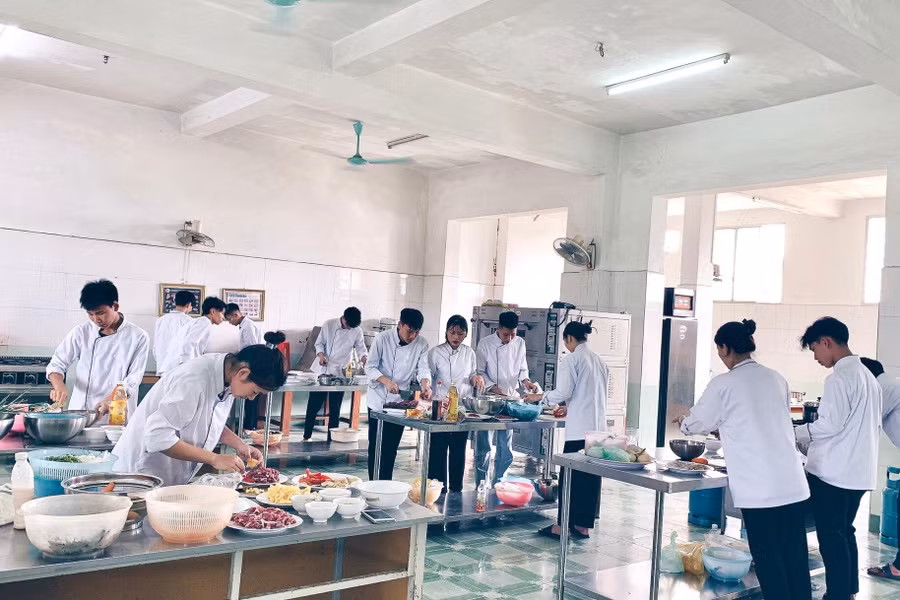Trường Trung cấp Kinh tế - Kỹ thuật Hồng Lam học thực hành nấu ăn.