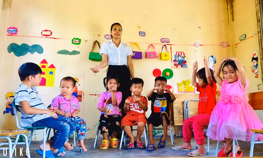 Cô Hà Thị Thày, Trường Mầm non Mường Lý cùng các bé ở điểm trường tại khu Kít (huyện Mường Lát, Thanh Hóa).