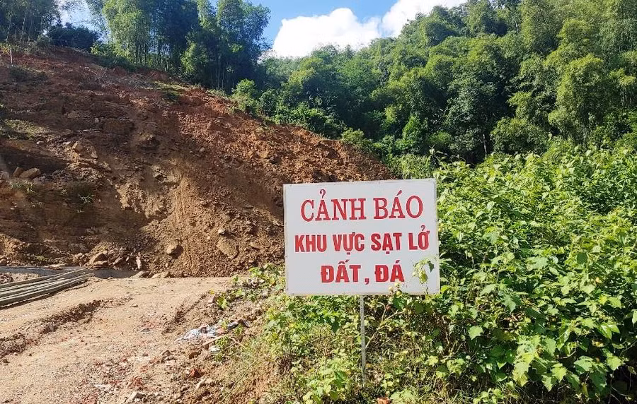 Cơ quan chức năng dựng biển cảnh báo sạt lở đất, đá tại khu vực Trường Mầm non Hiền Kiệt.