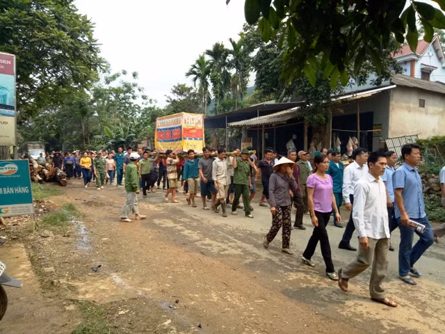 Hàng trăm người dân, học sinh và giáo viên đưa tiễn cậu học trò nghèo xấu số Lê Hữu Phước (sáng 4/5). Hàng trăm người dân, học sinh và giáo viên đưa tiễn cậu học trò nghèo xấu số Lê Hữu Phước (sáng 4/5).