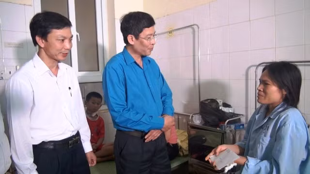 Thăm hỏi cô giáo Trần Thị Thanh tại giường bệnh