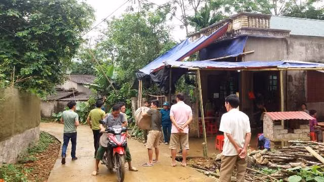 Người dân làng Cốc Mốc chuẩn bị đám tang cho học sinh xấu số Lê Hữu Phước.