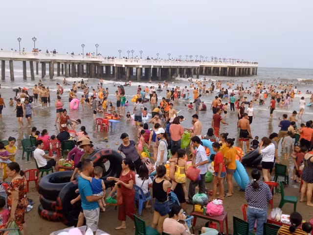 Du khách tắm biển tại khu du lịch Hải Tiến, Hoằng Hóa, Thanh Hóa.