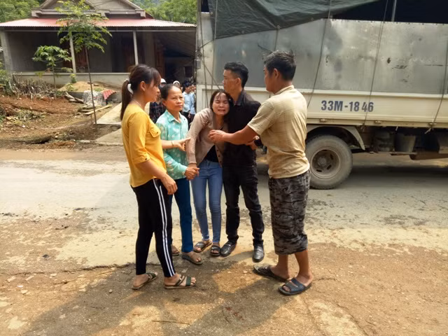 Chị Hà Thị Nguyệt - mẹ đẻ em Phước dường như không còn sức chịu đựng sự mất mát quá lớn này. Chị Hà Thị Nguyệt - mẹ đẻ em Phước dường như không còn sức chịu đựng sự mất mát quá lớn này.