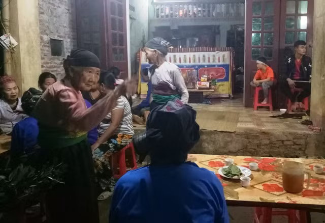 Chứng kiến cảnh ”đầu bạc tiễn đầu xanh" tại đám tang cháu Phước, nhiều người không cầm được nước mắt.