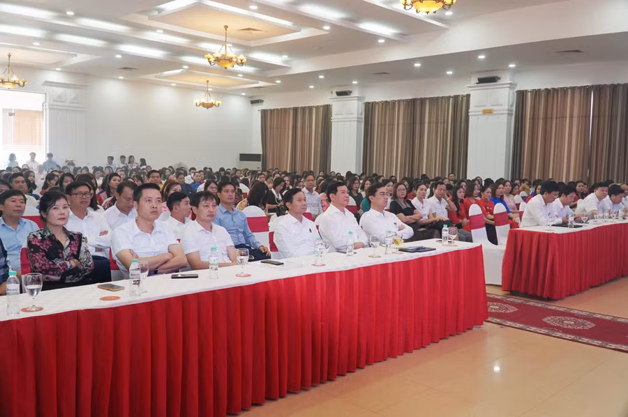 Hội thi có 414 thầy cô đại diện cho hơn 13 nghìn giáo viên tiểu học toàn tỉnh tham gia. Hội thi có 414 thầy cô đại diện cho hơn 13 nghìn giáo viên tiểu học toàn tỉnh tham gia.