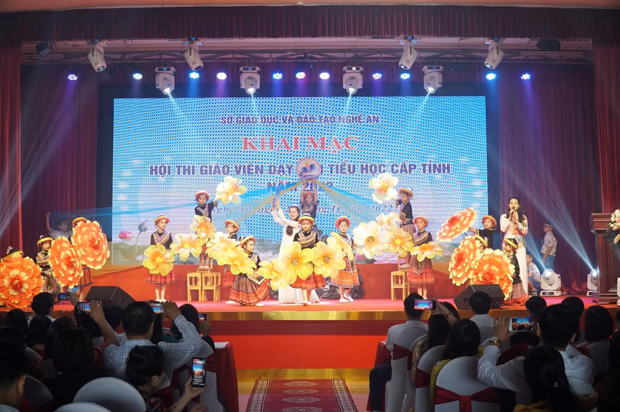 Chương trình văn nghệ do thầy cô giáo và học sinh thành phố Vinh (Nghệ An) biểu diễn tại khai mạc hội thi. Chương trình văn nghệ do thầy cô giáo và học sinh thành phố Vinh (Nghệ An) biểu diễn tại khai mạc hội thi.