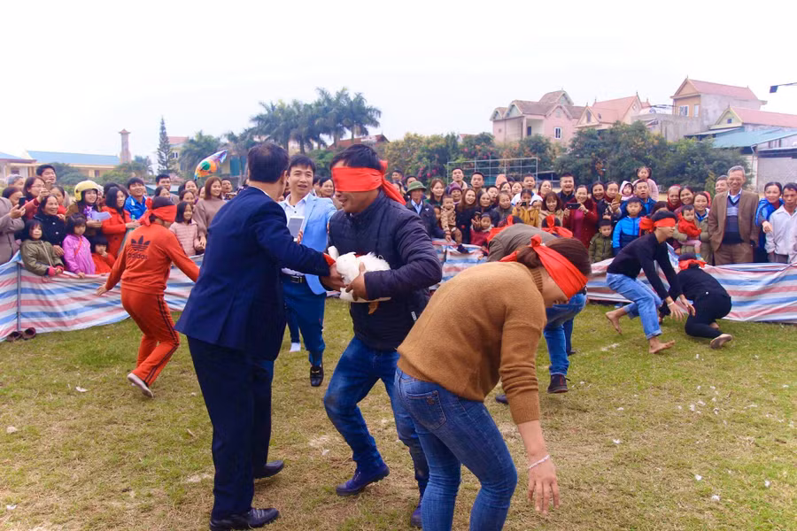 Và ôm "chiến lợi phẩm" vui mừng chiến thắng.