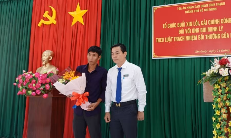 Anh Lý cùng với đại diện Toà án nhân dân quận Bình Thạnh. Ảnh: VOV