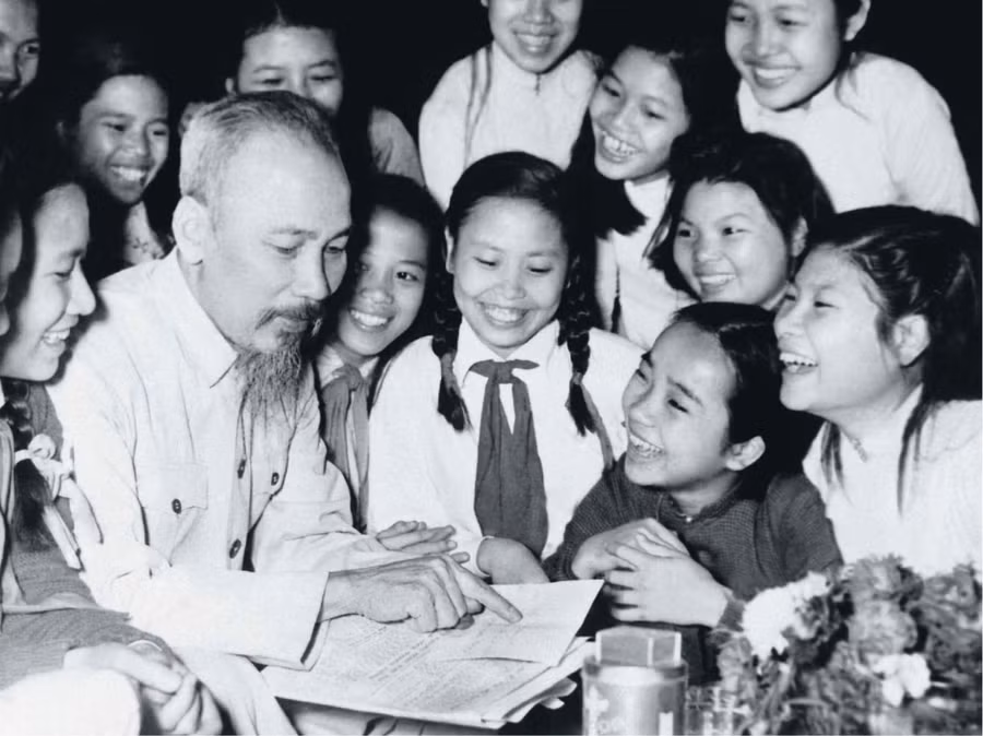 Sinh thời, Bác Hồ luôn dành sự quan tâm đặc biệt đến giáo dục. Ảnh tư liệu