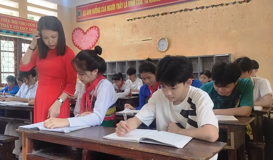 Giáo viên và học sinh Trường phổ thông dân tộc nội trú - THCS Quan Sơn (Thanh Hóa) trong giờ ôn tập ở trên lớp.