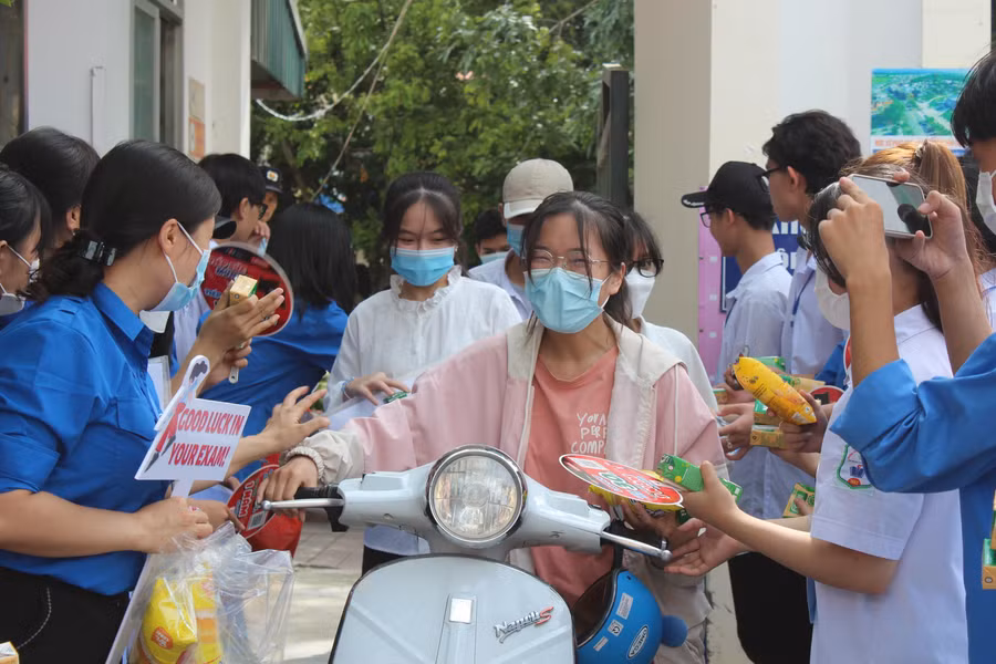 Nhiều thí sinh phấn khởi sau khi hoàn thành bài thi môn Ngữ văn. Nhiều thí sinh phấn khởi sau khi hoàn thành bài thi môn Ngữ văn.