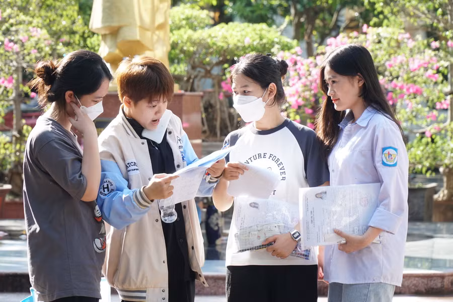 Thí sinh Nghệ An trao đổi bài sôi nổi sau khi thi xong môn Toán. Ảnh: Hồ Lài. Thí sinh Nghệ An trao đổi bài sôi nổi sau khi thi xong môn Toán. Ảnh: Hồ Lài.