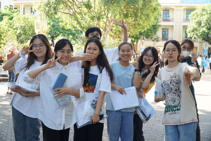 Kết thúc môn thi Toán, các thí sinh cũng đã hoàn thành ngày thi đầu tiên kỳ thi Tốt nghiệp THPT 2023. Ảnh: Hồ Lài. Kết thúc môn thi Toán, các thí sinh cũng đã hoàn thành ngày thi đầu tiên kỳ thi Tốt nghiệp THPT 2023. Ảnh: Hồ Lài.