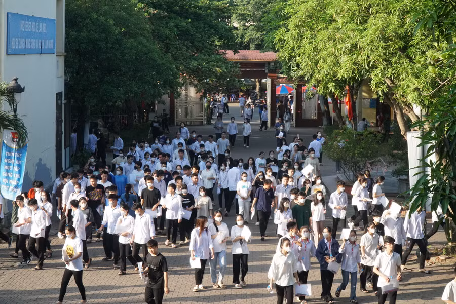 Thí sinh đến dự thi Tốt nghiệp THPT tại điểm thi Trường THPT chuyên Phan Bội Châu (Nghệ An). Ảnh: Hồ Lài.