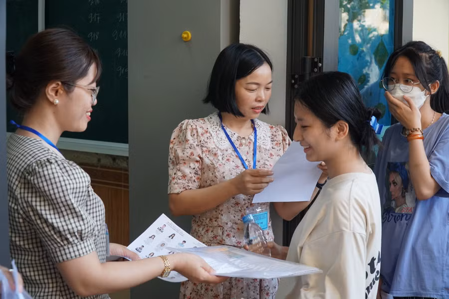 Sáng 28/6, cùng với cả nước, thí sinh Nghệ An bước vào môn thi Ngữ văn, kỳ thi tốt nghiệp THPT 2023. Ảnh: Hồ Lài.