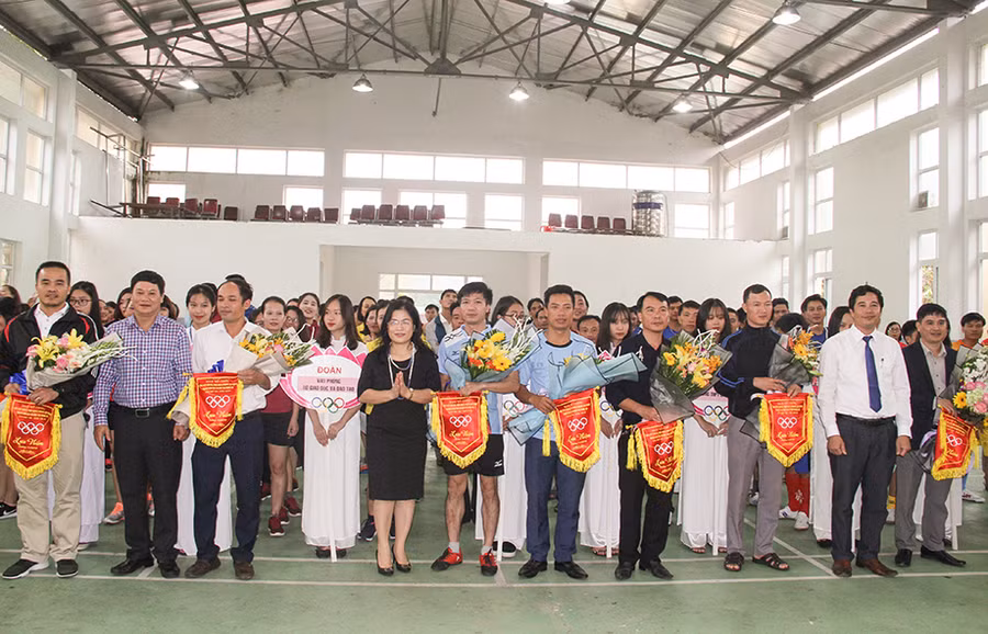 Ban tổ chức trao cờ lưu niệm cho các đơn vị dự Vòng chung kết Giải TDTT