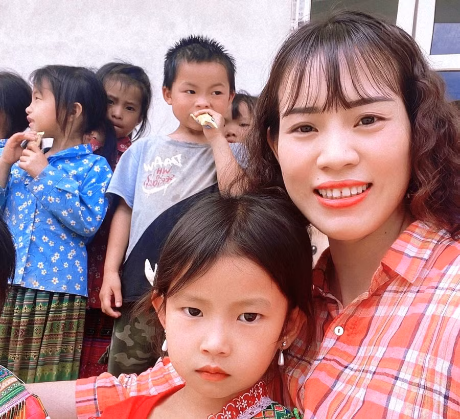  Nữ Nhà giáo tiêu biểu Hàn Thị Giang gần gủi bên các em học sinh. 