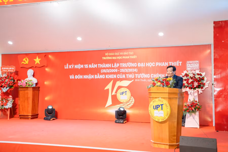 PGS.TS Võ Khắc Thường, Hiệu trưởng Trường Đại học Phan Thiết phát biểu tại buổi lễ. Ảnh: NTCC PGS.TS Võ Khắc Thường, Hiệu trưởng Trường Đại học Phan Thiết phát biểu tại buổi lễ. Ảnh: NTCC