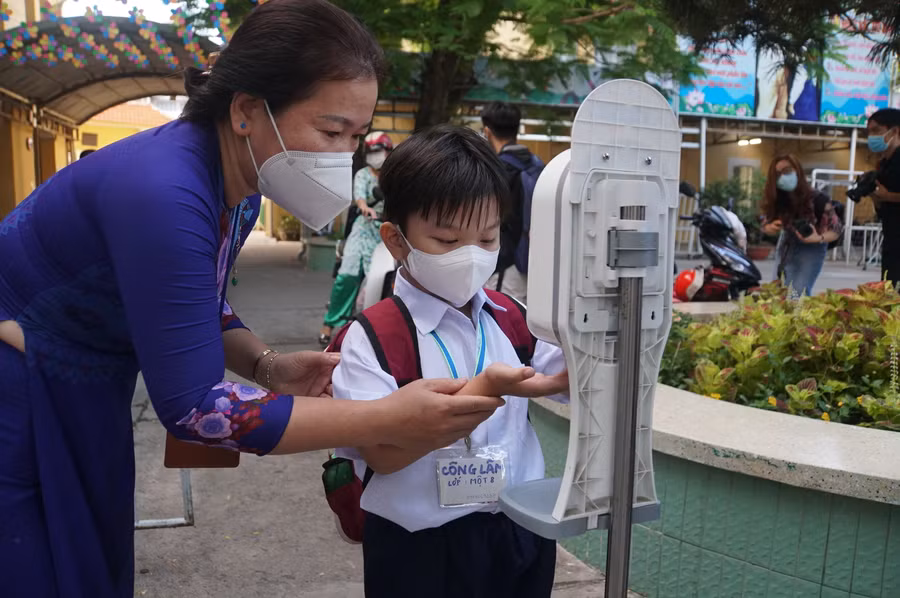 Giáo viên Trường Tiểu học Nguyễn Đình Chiểu, quận Bình Thạnh, TPHCM. Ảnh: Mạnh Tùng