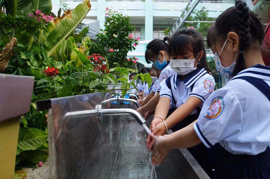 Học sinh Trường Tiểu học An Hội, quận Gò Vấp, TPHCM rửa tay trước giờ vào lớp học. Ảnh: Mạnh Tùng.
