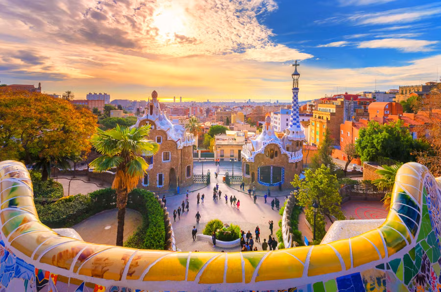 Thành phố ven biển này là thủ đô của người Catalan, khiến nó trở nên khá khác biệt so với phần còn lại của Tây Ban Nha. Thành phố ven biển này là thủ đô của người Catalan, khiến nó trở nên khá khác biệt so với phần còn lại của Tây Ban Nha.