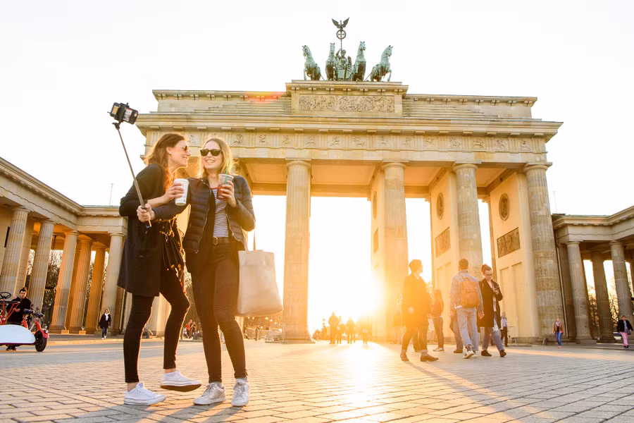 Là thủ đô của nền kinh tế lớn nhất châu Âu, Berlin có tầm quan trọng lớn trong khu vực. Nổi tiếng với quá khứ lịch sử, có rất nhiều nơi trên khắp thành phố để giáo dục bản thân về lịch sử của Đức và Châu Âu nói chung. Là thủ đô của nền kinh tế lớn nhất châu Âu, Berlin có tầm quan trọng lớn trong khu vực. Nổi tiếng với quá khứ lịch sử, có rất nhiều nơi trên khắp thành phố để giáo dục bản thân về lịch sử của Đức và Châu Âu nói chung.