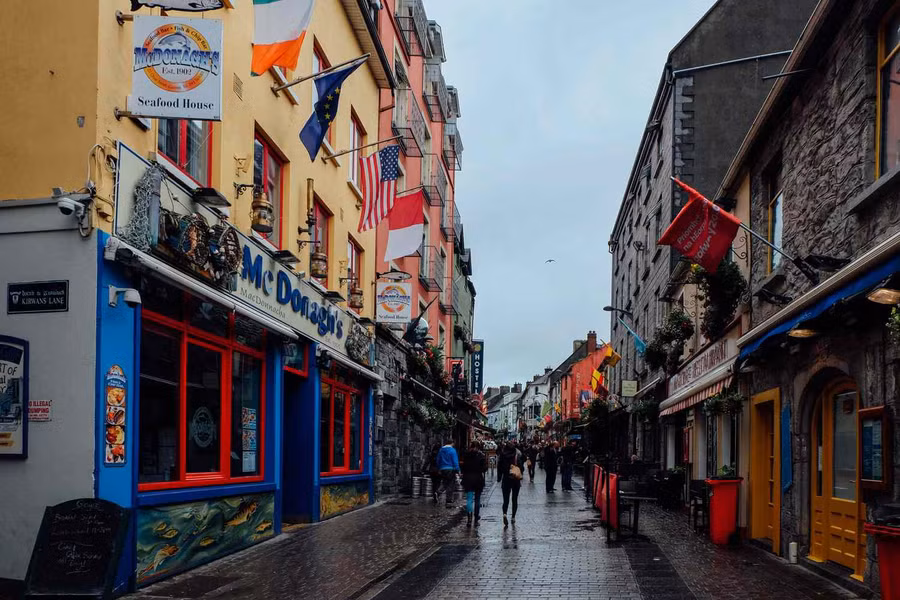 Lang thang trên đường phố Galway, bạn sẽ không bao giờ thiếu sự giải trí; thành phố này có nhiều thị trấn nhỏ để tham quan. Lang thang trên đường phố Galway, bạn sẽ không bao giờ thiếu sự giải trí; thành phố này có nhiều thị trấn nhỏ để tham quan.