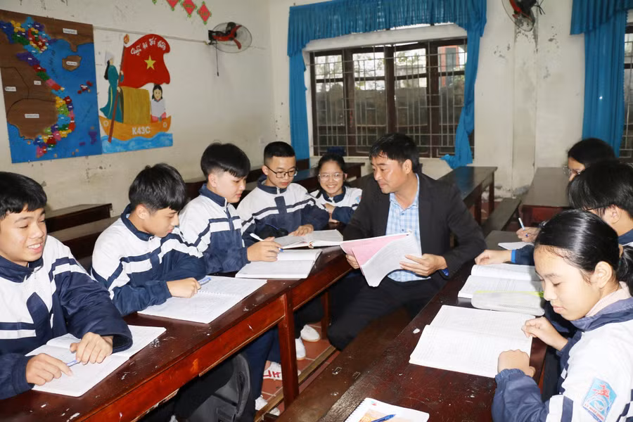 Thầy Nguyễn Công Tiến và các em học sinh đội tuyển Toán của Trường THCS Lý Nhật Quang, Đô Lương, Nghệ An. Ảnh: Hồ Lài Thầy Nguyễn Công Tiến và các em học sinh đội tuyển Toán của Trường THCS Lý Nhật Quang, Đô Lương, Nghệ An. Ảnh: Hồ Lài