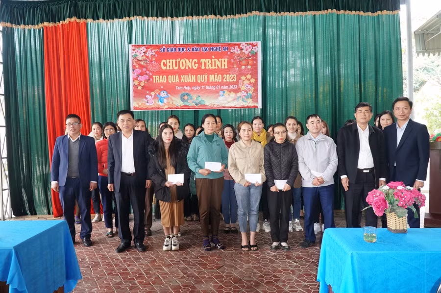 Đoàn công tác trao quà cho 30 giáo viên công tác tại các trường học trên địa bàn huyện Quỳ Hợp. Đoàn công tác trao quà cho 30 giáo viên công tác tại các trường học trên địa bàn huyện Quỳ Hợp.