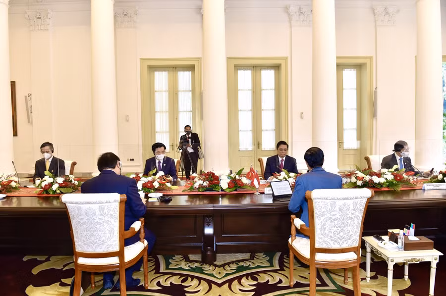 Cùng tham dự cuộc gặp có Bộ trưởng Bộ Ngoại giao Bùi Thanh Sơn, Bộ trưởng, Chủ nhiệm Văn phòng Chính phủ Trần Văn Sơn, Thứ trưởng Bộ Ngoại giao Nguyễn Quốc Dũng, Thứ trưởng Bộ Kế hoạch và Đầu tư Trần Quốc Phương, Đại sứ Việt Nam tại Indonesia Phạm Vinh Quang - Ảnh: VGP/Nhật Bắc