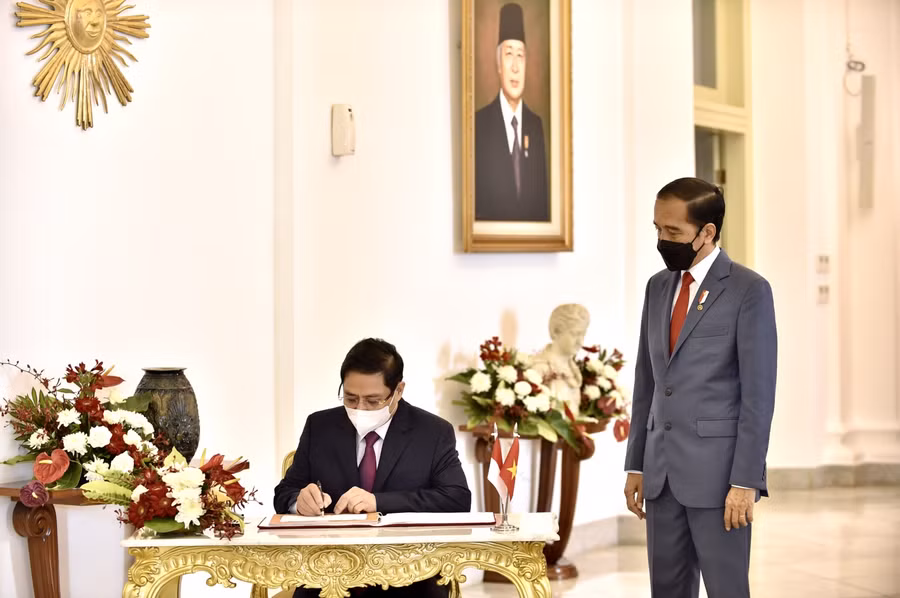 Cuộc gặp diễn ra tại Phủ Tổng thống Indonesia (Cung Bogor). Trong ảnh: Thủ tướng Phạm Minh Chính ký sổ lưu niệm tại Cung Bogor - Ảnh: VGP/Nhật Bắc