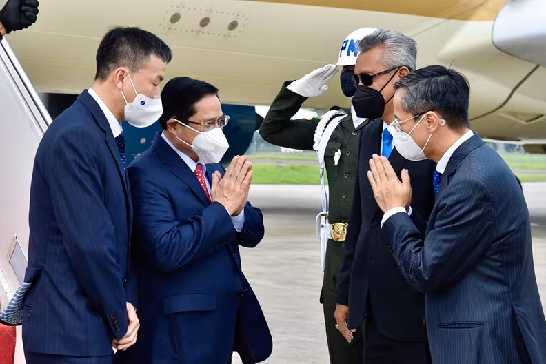 Đón đoàn tại sân bay có đại diện Bộ Ngoại giao Indonesia; Đại sứ Việt Nam tại Indonesia Phạm Vinh Quang; Đại sứ, Trưởng phái đoàn đại diện Việt Nam tại ASEAN Nguyễn Hải Bằng. Ảnh: VGP/Nhật Bắc
